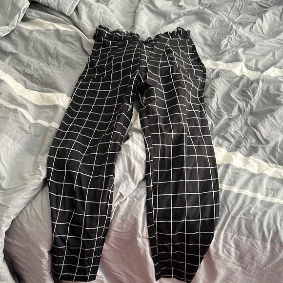 Size: Large (10-12) black and white pants never worn comes with a small belt - Picture 1 of 1